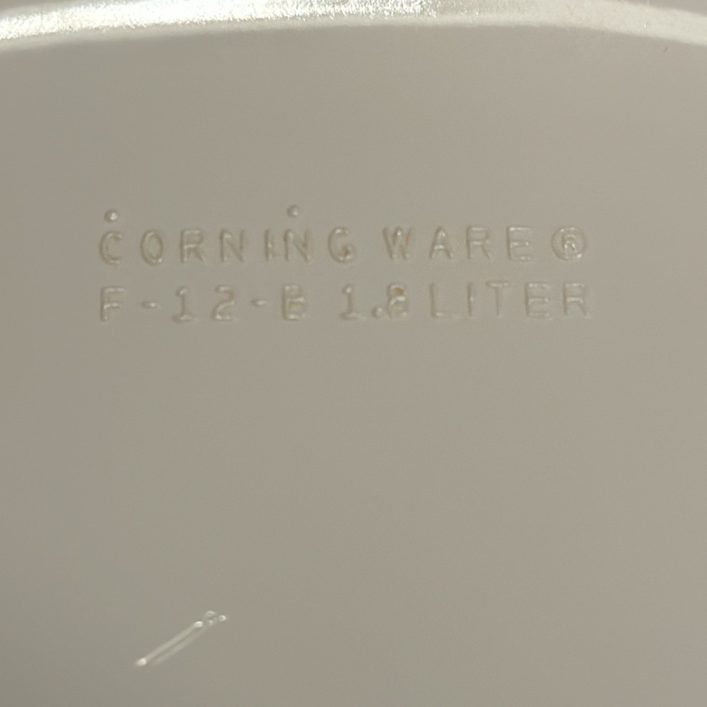 Corning ware French white,1.8 ltr. oval casserole w/ lid. - Picture 6 of 8